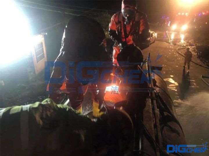 工人清洗罐車(chē)陷入昏迷亟待救援